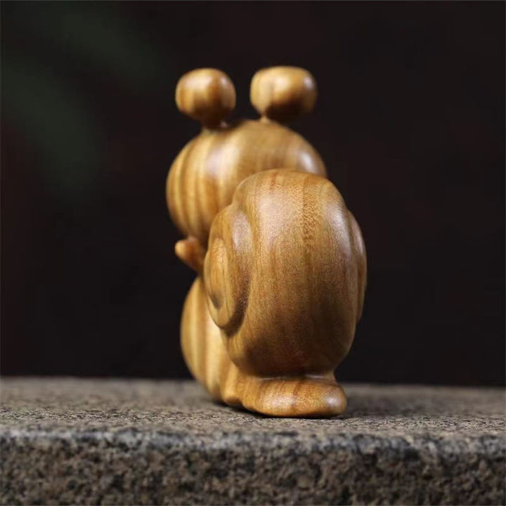 Mini caracol tallado de sándalo verde con Buddha Stones para decoración de escritorio