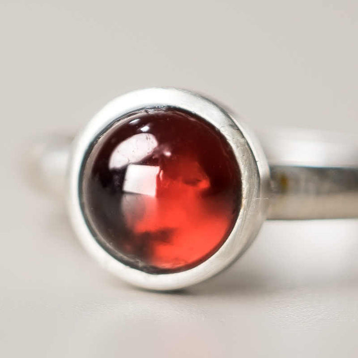 Anillo de protección ajustable con granate natural de plata de ley 925 de Buddha Stones