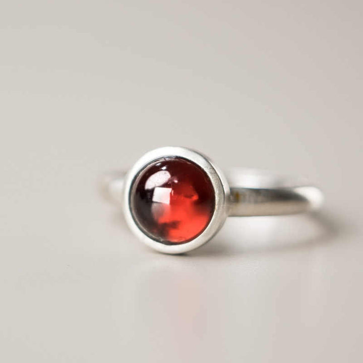 Anillo de protección ajustable con granate natural de plata de ley 925 de Buddha Stones - image 1