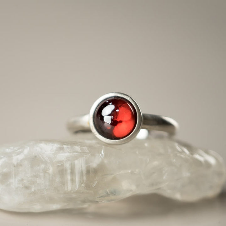 Anillo de protección ajustable con granate natural de plata de ley 925 de Buddha Stones