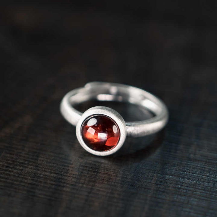 Anillo de protección ajustable con granate natural de plata de ley 925 de Buddha Stones