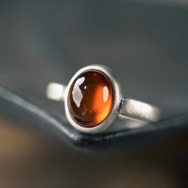 Anillo de calma con granate natural de plata de ley 925 con Buddha Stones y ajustable.