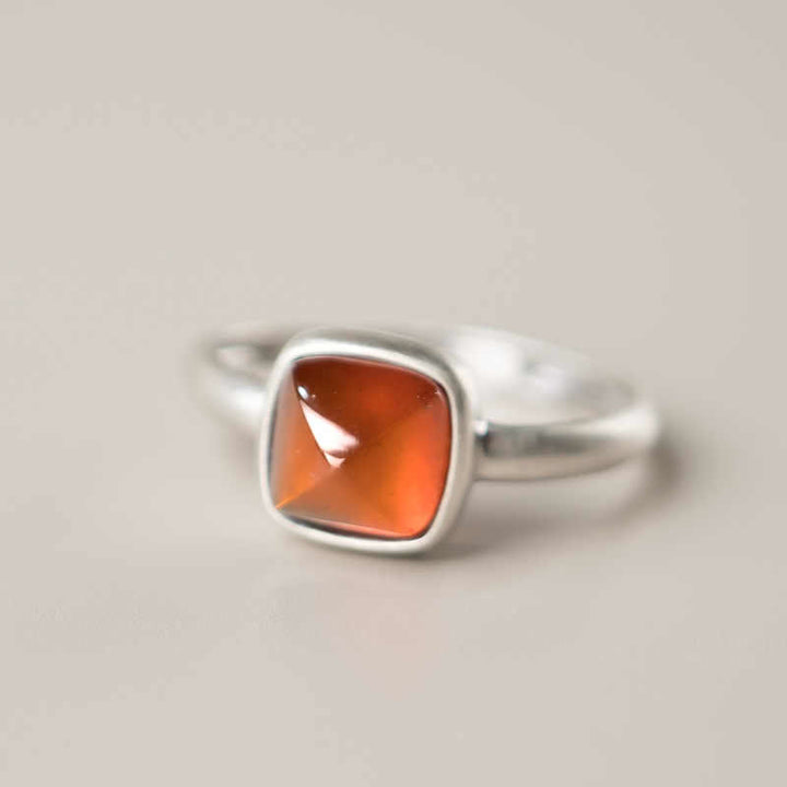 Anillo de calma con granate natural de plata de ley 925 con Buddha Stones y ajustable.