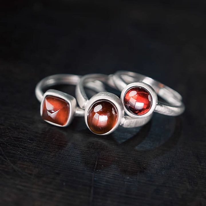 Anillo de calma con granate natural de plata de ley 925 con Buddha Stones y ajustable.