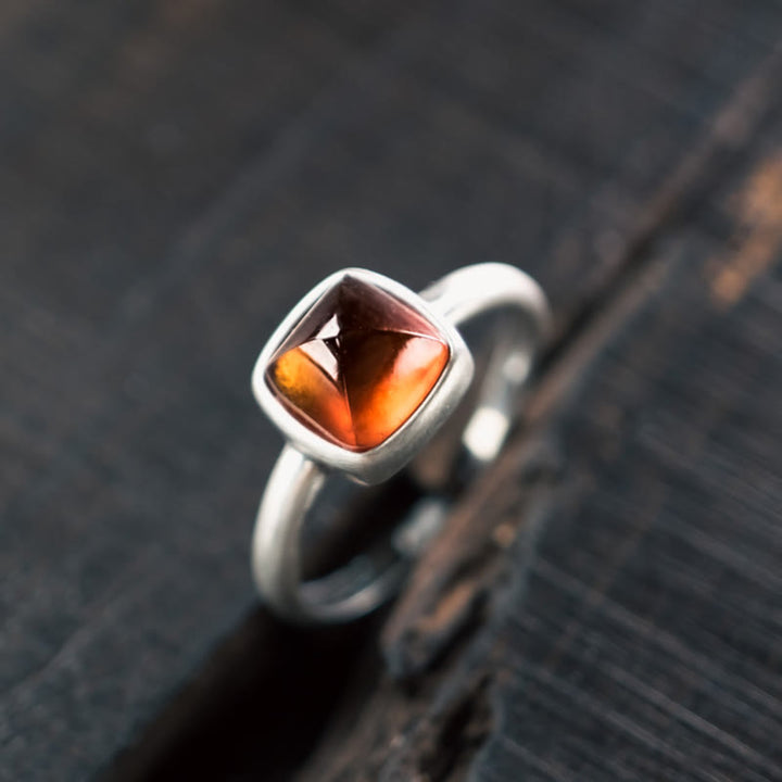 Anillo de calma con granate natural de plata de ley 925 con Buddha Stones y ajustable.