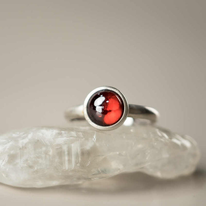 Anillo de calma con granate natural de plata de ley 925 con Buddha Stones y ajustable.