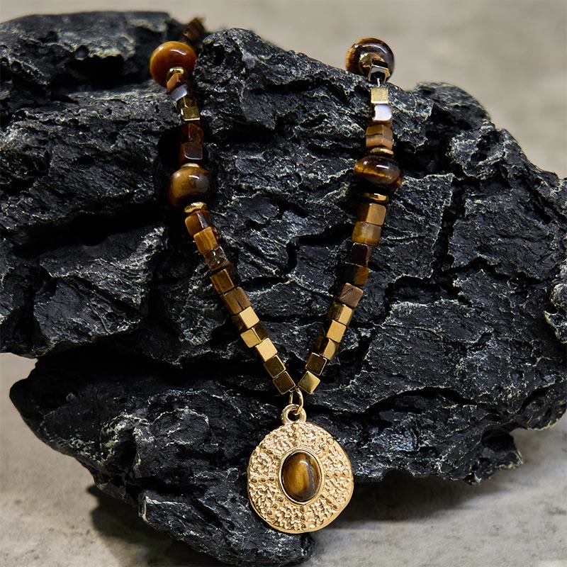 Collar con colgante de acero de titanio y Buddha Stones con protección cuadrada de ojo de tigre natural