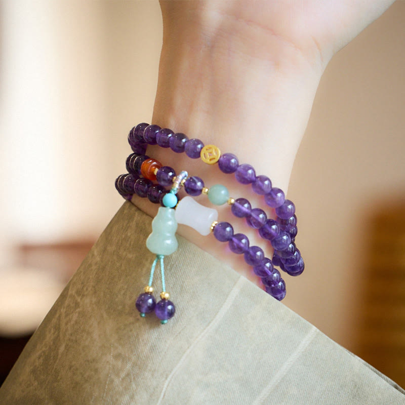 Pulsera multicapa con cuentas de amatista natural de Buddha Stones, colgante de moneda, calabaza, calcedonia y loto.