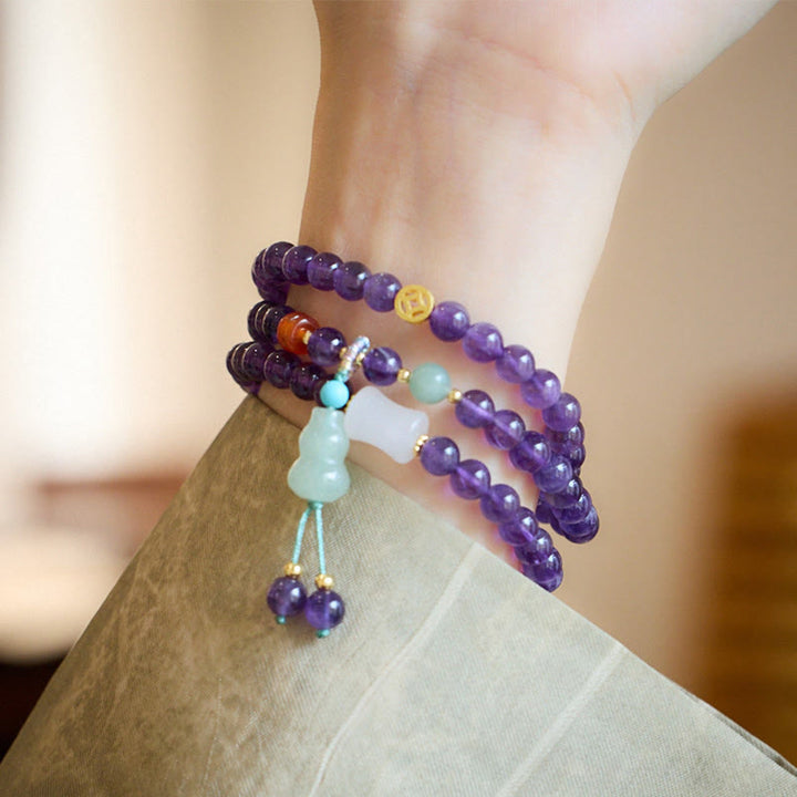 Pulsera multicapa con cuentas de amatista natural de Buddha Stones, colgante de moneda, calabaza, calcedonia y loto.