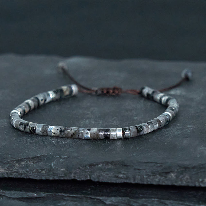 Pulsera de cuentas espaciadoras con coraje y piedras naturales negras brillantes de Buddha Stones