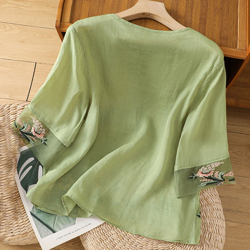 Camisa informal de poliéster con cuello redondo, manga corta y botones de rana para mujer con bordado floral de Buddha Stones - image 2
