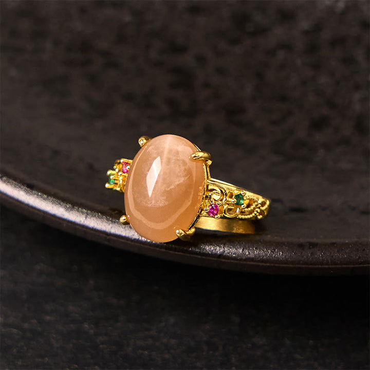Anillo de la felicidad ajustable con diseño de enredadera hueca y piedra lunar melocotón de Buddha Stones