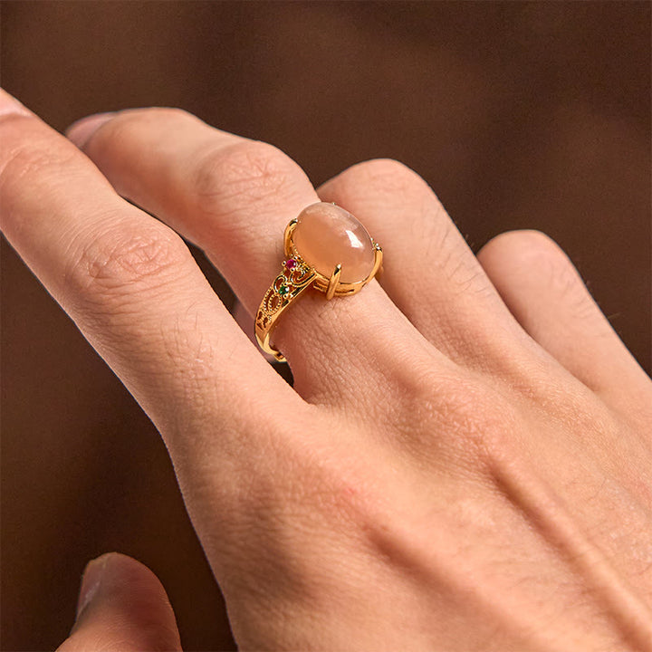 Anillo de la felicidad ajustable con diseño de enredadera hueca y piedra lunar melocotón de Buddha Stones