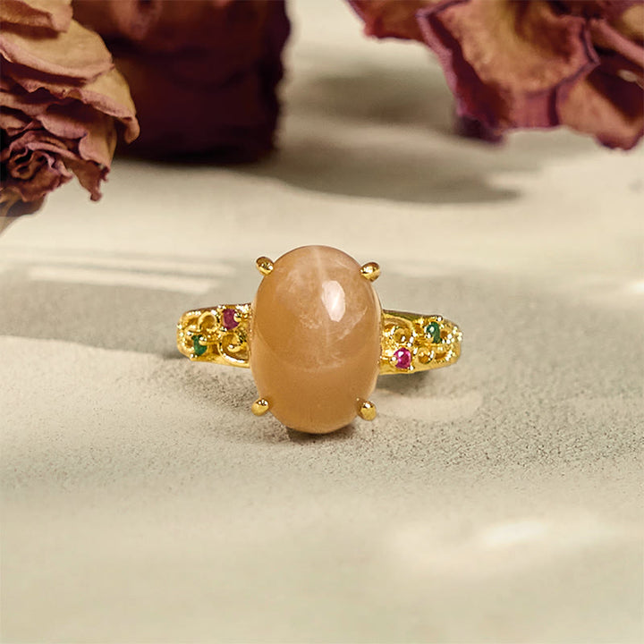 Anillo de la felicidad ajustable con diseño de enredadera hueca y piedra lunar melocotón de Buddha Stones