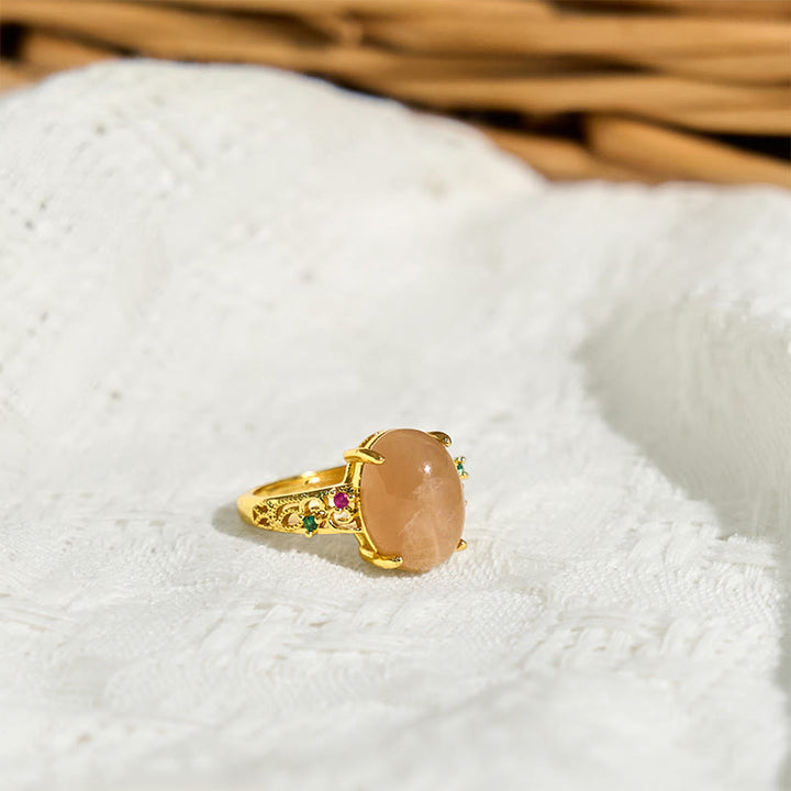 Anillo de la felicidad ajustable con diseño de enredadera hueca y piedra lunar melocotón de Buddha Stones