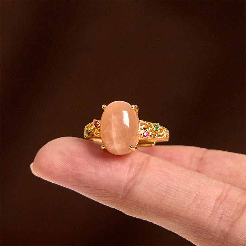 Anillo de la felicidad ajustable con diseño de enredadera hueca y piedra lunar melocotón de Buddha Stones