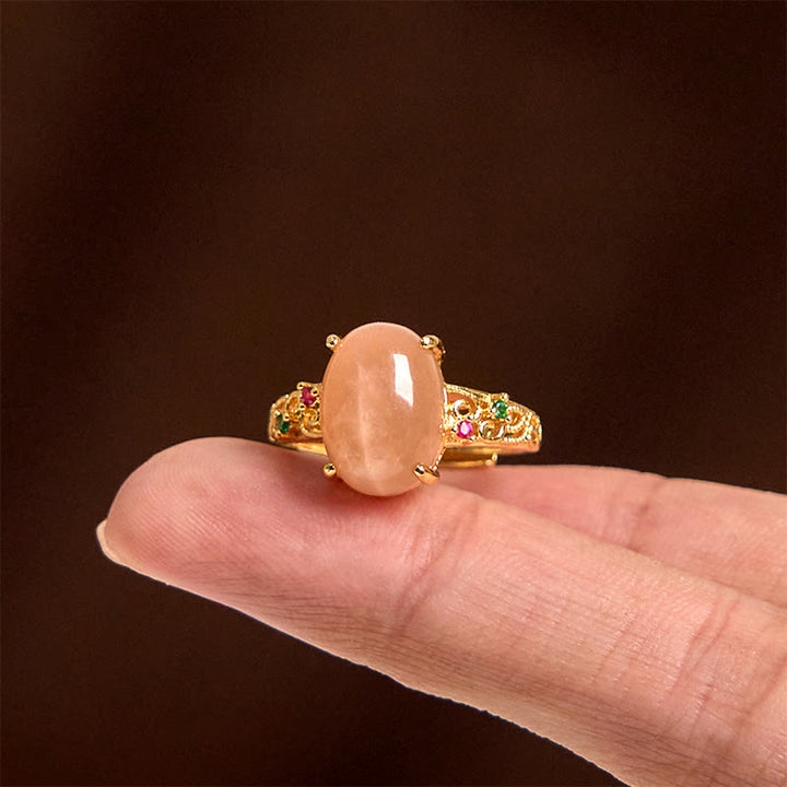 Anillo de la felicidad ajustable con diseño de enredadera hueca y piedra lunar melocotón de Buddha Stones