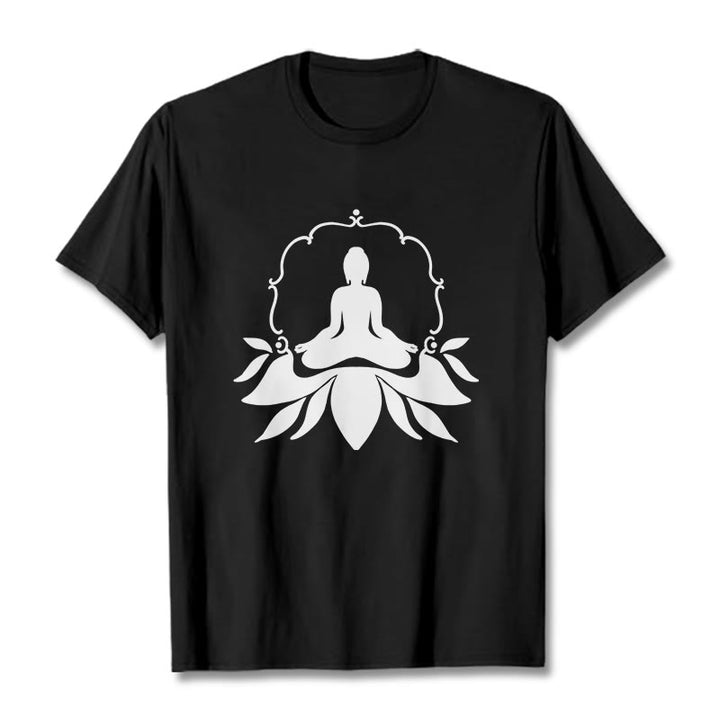 Camiseta con Buddha Stones meditando sentado sobre la hierba y piedras de Buda - Negro - 2XL - image 1