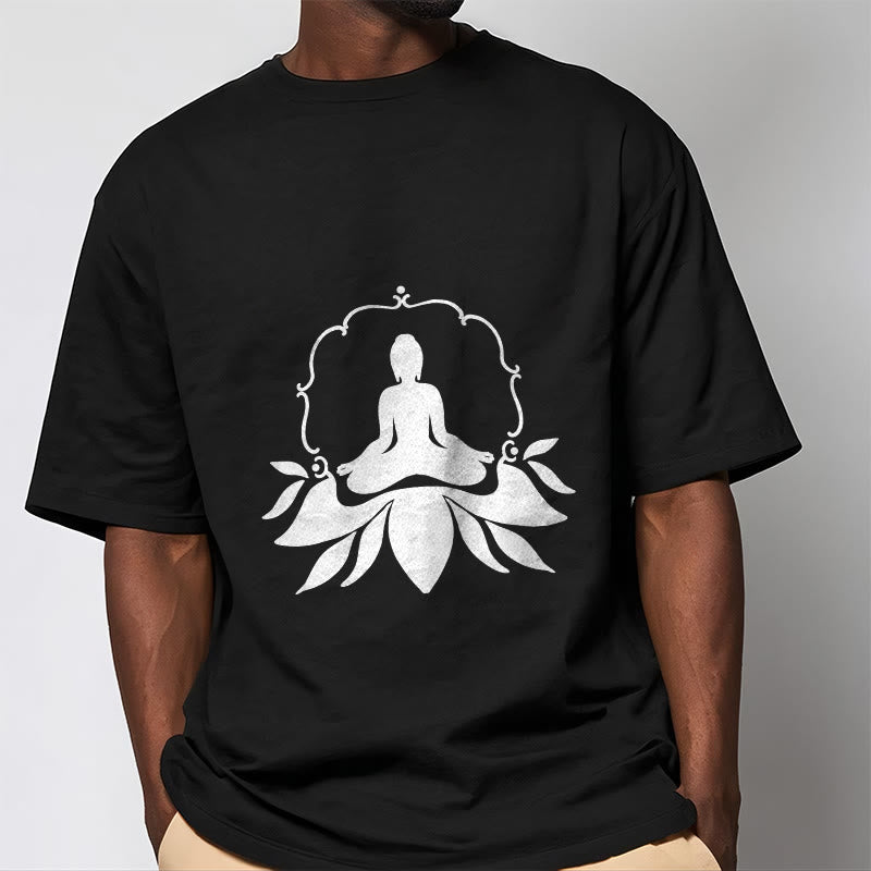 Camiseta con Buddha Stones meditando sentado sobre la hierba y piedras de Buda - image 2