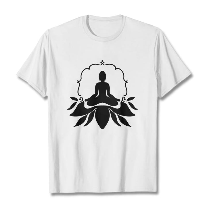 Camiseta con Buddha Stones meditando sentado sobre la hierba y piedras de Buda - Blanco - 2XL - image 5