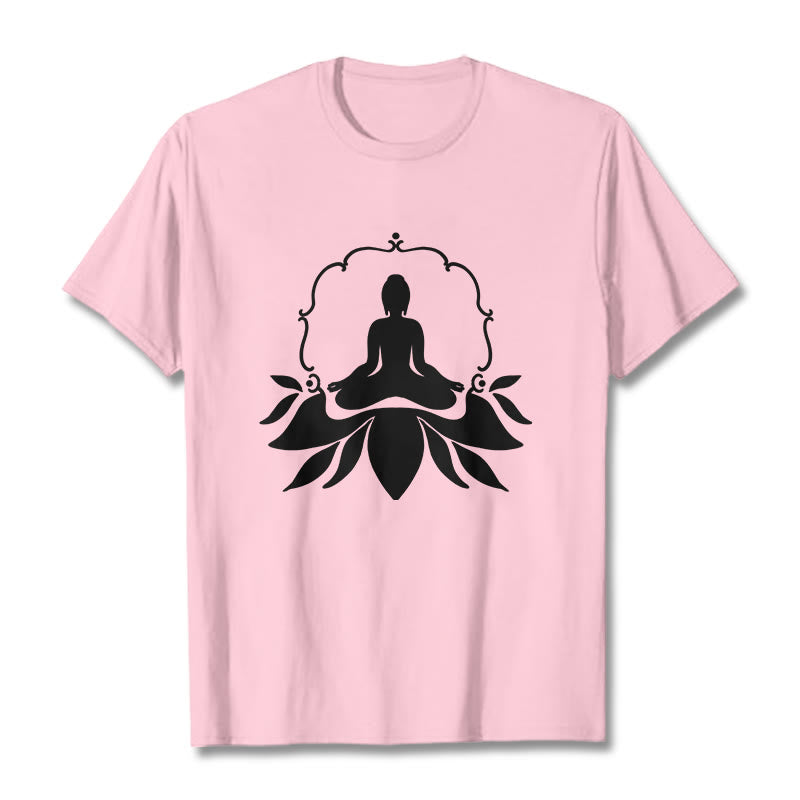 Camiseta con Buddha Stones meditando sentado sobre la hierba y piedras de Buda - Rosa claro - 2XL - image 13