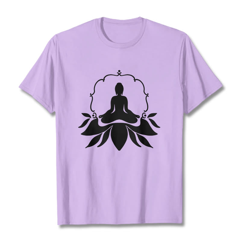 Camiseta con Buddha Stones meditando sentado sobre la hierba y piedras de Buda - Ciruela - 2XL - image 17