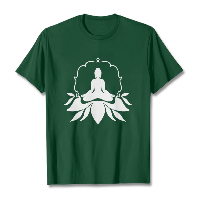 Camiseta con Buddha Stones meditando sentado sobre la hierba y piedras de Buda - Verde bosque - 2XL - image 11
