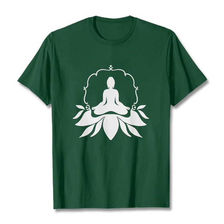 Camiseta con Buddha Stones meditando sentado sobre la hierba y piedras de Buda - Verde bosque - 2XL - image 11