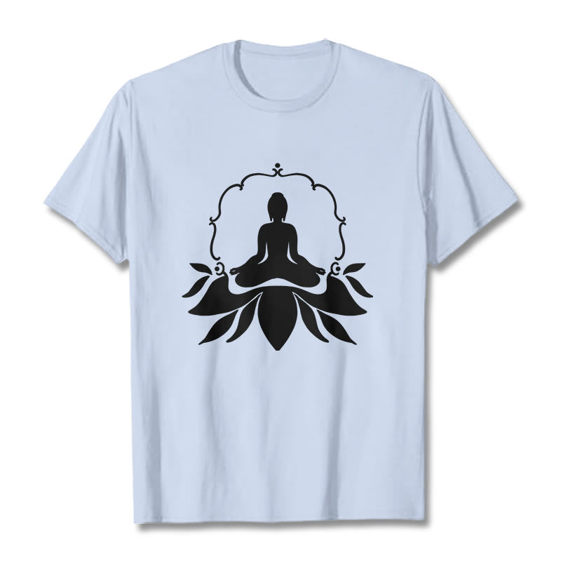 Camiseta con Buddha Stones meditando sentado sobre la hierba y piedras de Buda - Cian claro - 2XL - image 18