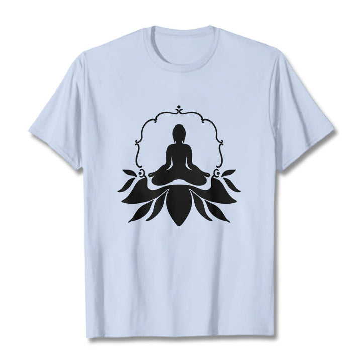 Camiseta con Buddha Stones meditando sentado sobre la hierba y piedras de Buda - Cian claro - 2XL - image 18