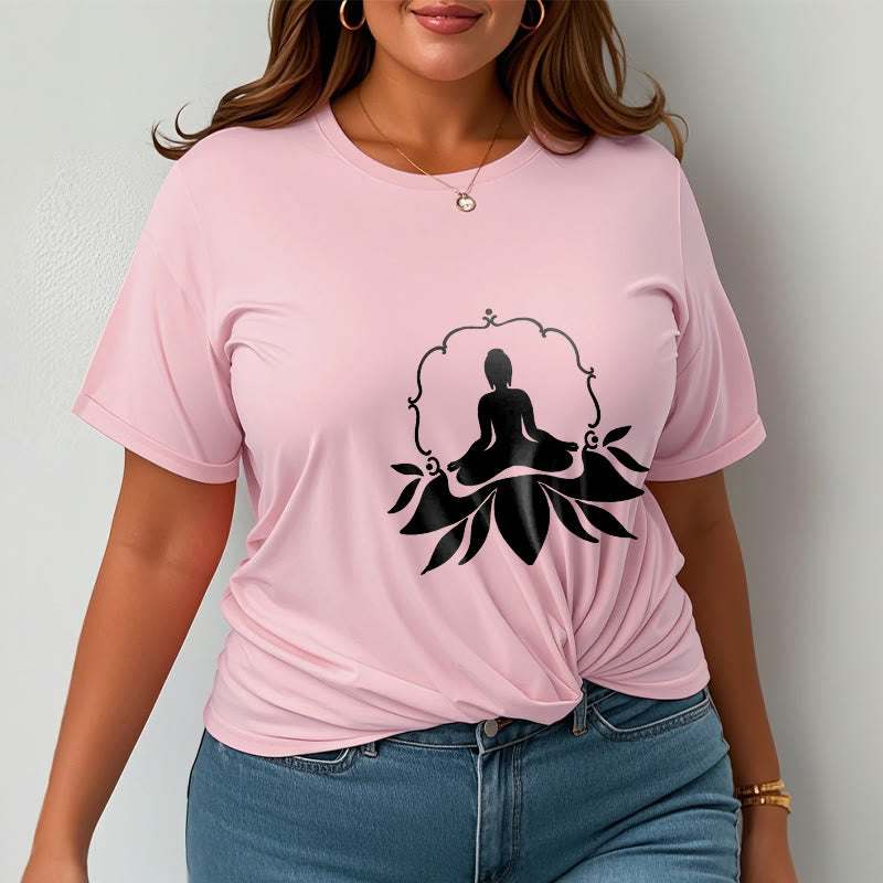 Camiseta con Buddha Stones meditando sentado sobre la hierba y piedras de Buda - image 13