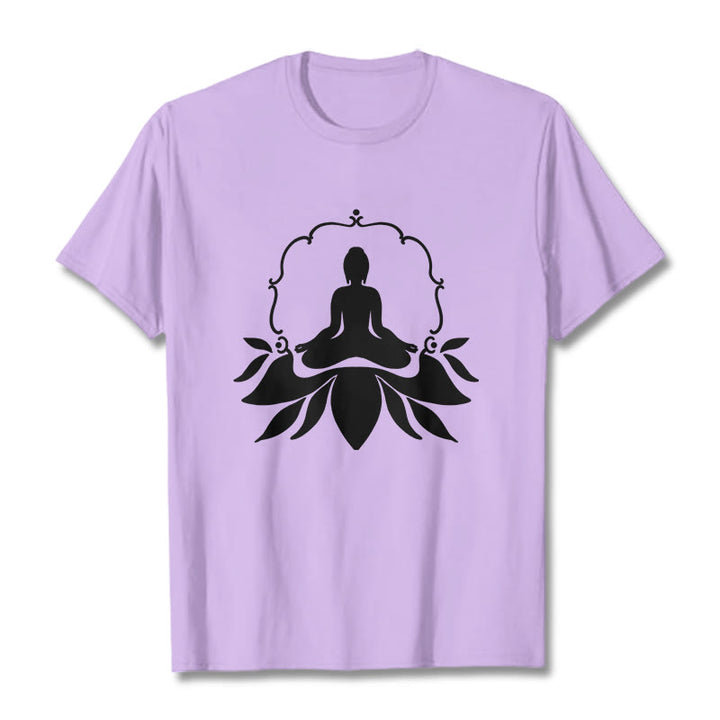 Camiseta con Buddha Stones meditando sentado sobre la hierba y piedras de Buda - Ciruela - 2XL - image 16