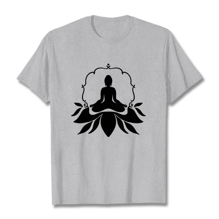 Camiseta con Buddha Stones meditando sentado sobre la hierba y piedras de Buda - Gris claro - 2XL - image 20