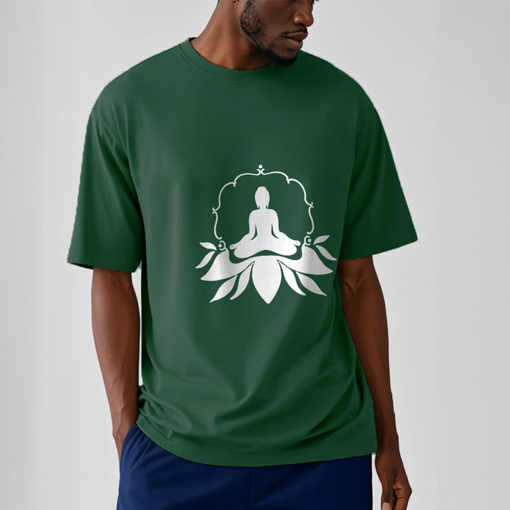 Camiseta con Buddha Stones meditando sentado sobre la hierba y piedras de Buda - image 12