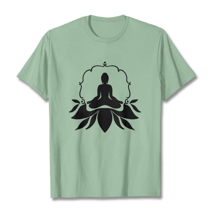 Camiseta con Buddha Stones meditando sentado sobre la hierba y piedras de Buda - Verde pálido - 2XL - image 15