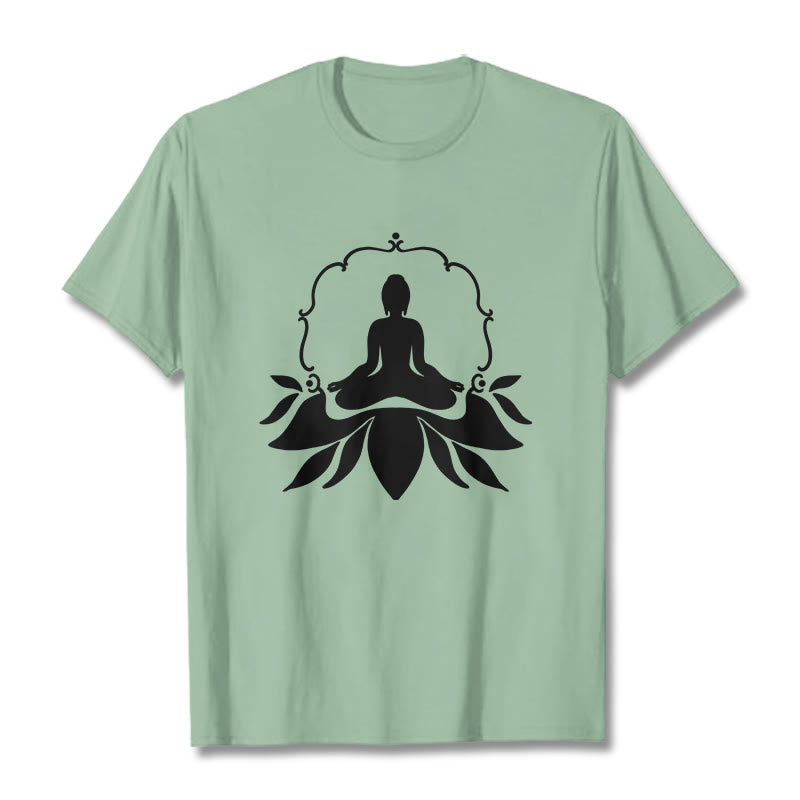 Camiseta con Buddha Stones meditando sentado sobre la hierba y piedras de Buda - Verde pálido - 2XL - image 14