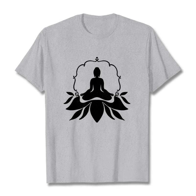 Camiseta con Buddha Stones meditando sentado sobre la hierba y piedras de Buda - Gris claro - 2XL - image 19