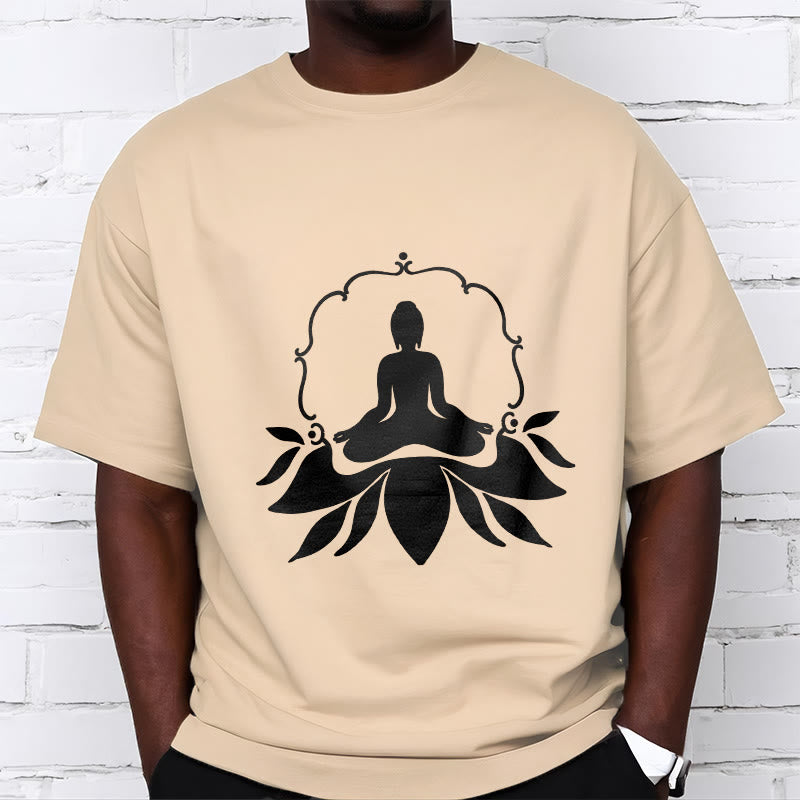 Camiseta con Buddha Stones meditando sentado sobre la hierba y piedras de Buda - image 10