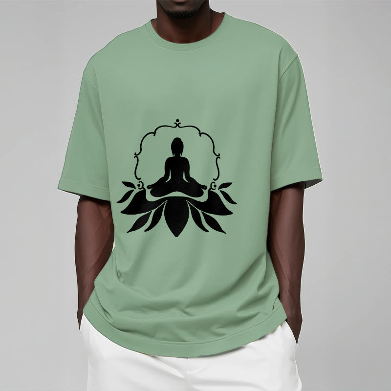 Camiseta con Buddha Stones meditando sentado sobre la hierba y piedras de Buda - image 15