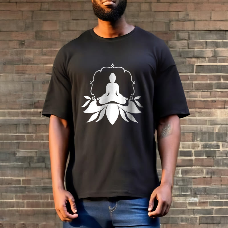 Camiseta con Buddha Stones meditando sentado sobre la hierba y piedras de Buda - image 3