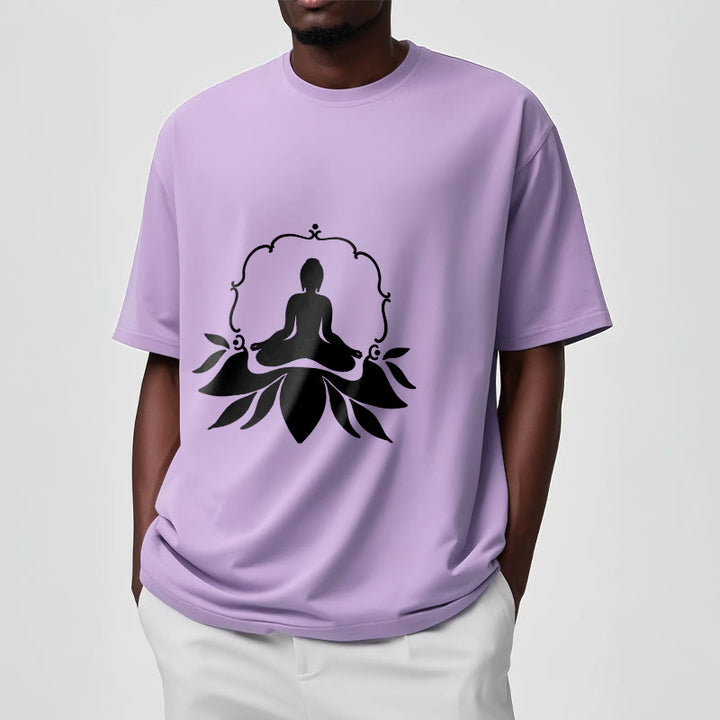 Camiseta con Buddha Stones meditando sentado sobre la hierba y piedras de Buda - image 17