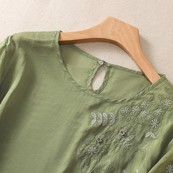 Camiseta de algodón y lino de media manga para mujer con bordado floral de Buddha Stones y dobladillo con abertura - image 3