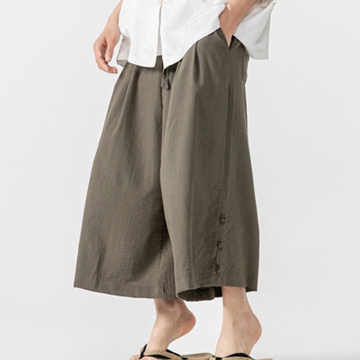 Pantalones casuales holgados de algodón Buddha Stones con botones de rana para hombre, de pierna ancha y bolsillos, de largo 7-8 - Aceituna - US/UK/AU46, EU56 (5XL) - image 25