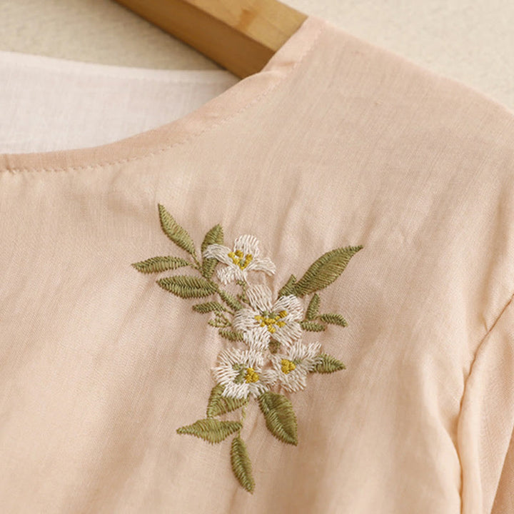 Camisa de mujer de manga tres cuartos con cuello redondo y bordado floral verde y Buddha Stones en color beige. - image 15