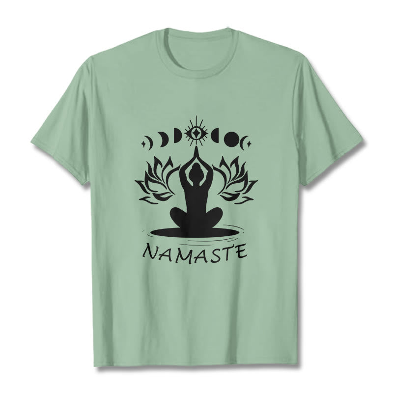 Camiseta informal con figura meditativa de Buddha Stones , con estampado de loto, luna y ojo - Verde pálido - 2XL - image 16