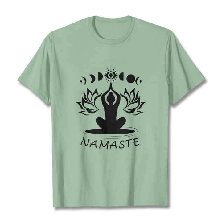 Camiseta informal con figura meditativa de Buddha Stones , con estampado de loto, luna y ojo - Verde pálido - 2XL - image 16