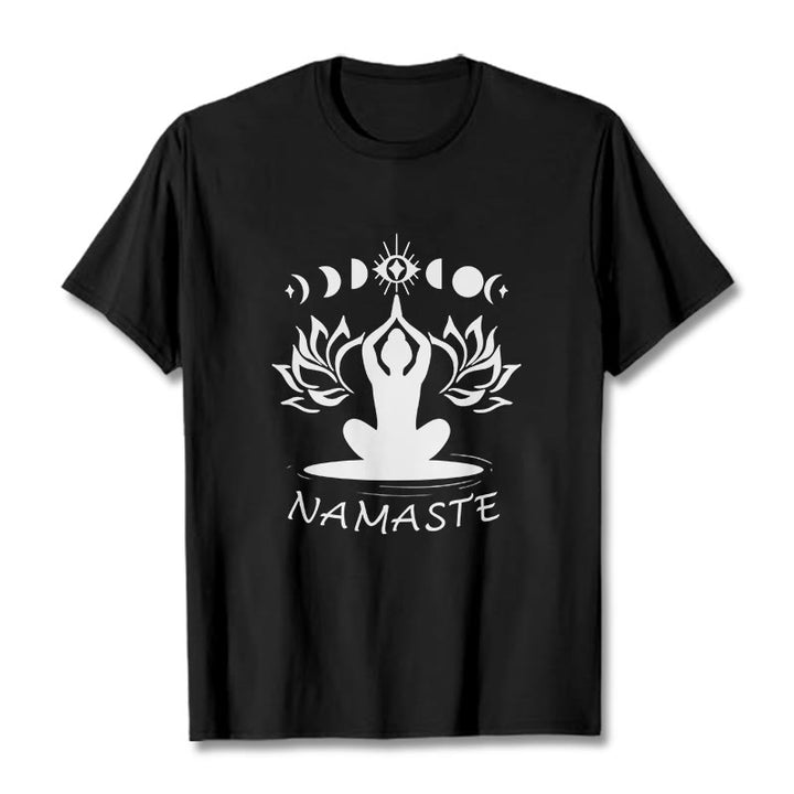 Camiseta informal con figura meditativa de Buddha Stones , con estampado de loto, luna y ojo - Negro - 2XL - image 3