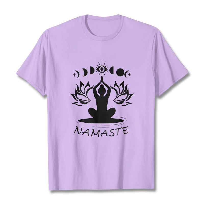 Camiseta informal con figura meditativa de Buddha Stones , con estampado de loto, luna y ojo - Ciruela - 2XL - image 18