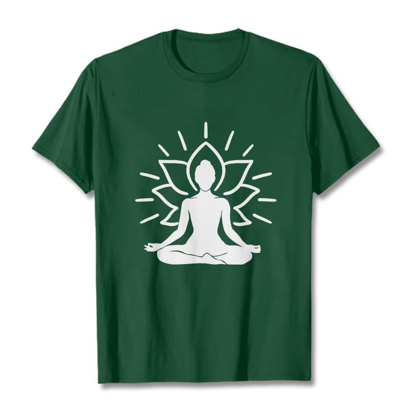 Camiseta informal con estampado de loto y figura meditativa de Buddha Stones - Verde bosque - 2XL - image 1