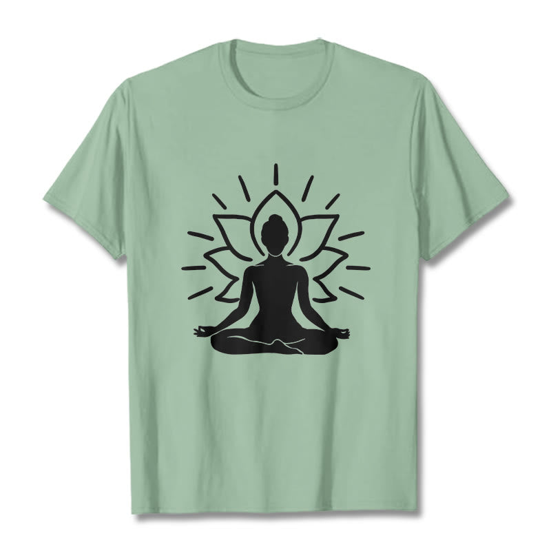 Camiseta informal con estampado de loto y figura meditativa de Buddha Stones - Verde pálido - 2XL - image 15